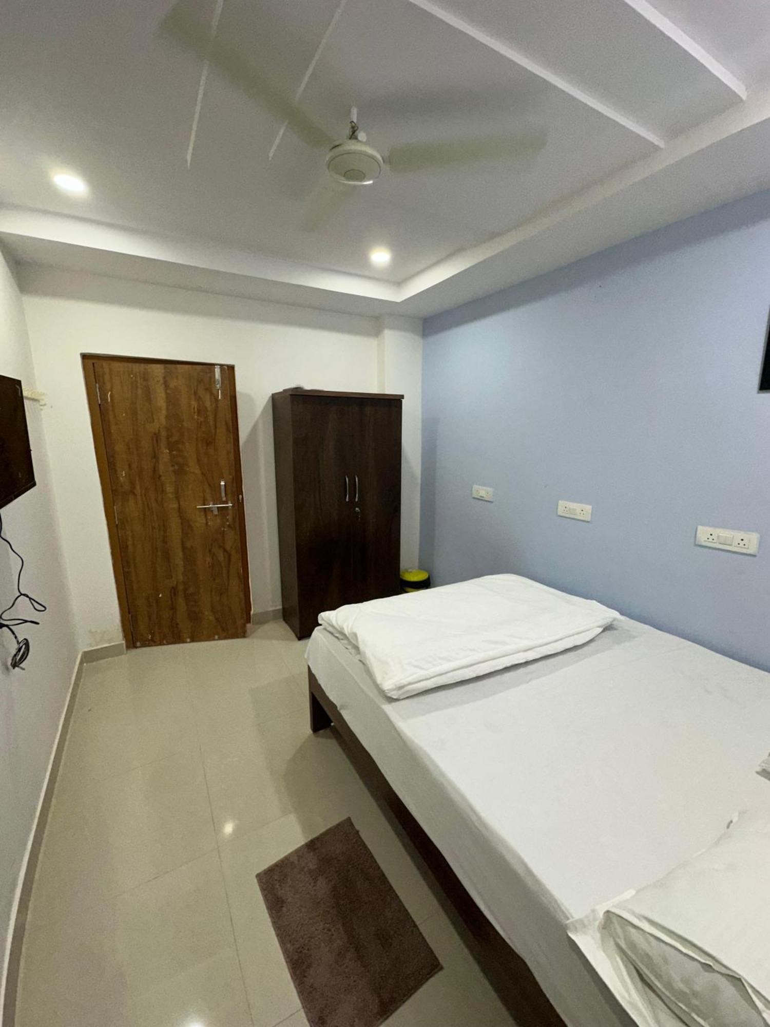 Cosmic Hotel & Guest House Gachibowli Raidurg Haïdarabad Extérieur photo